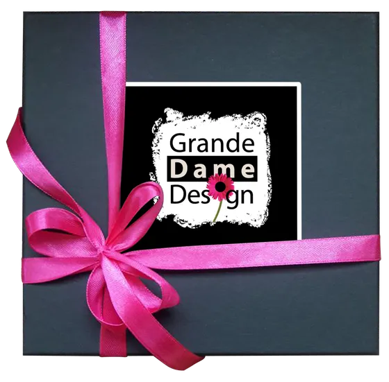 Het logo van Grande Dame Design: een zwarte cadeaudoos met roze lint en strik